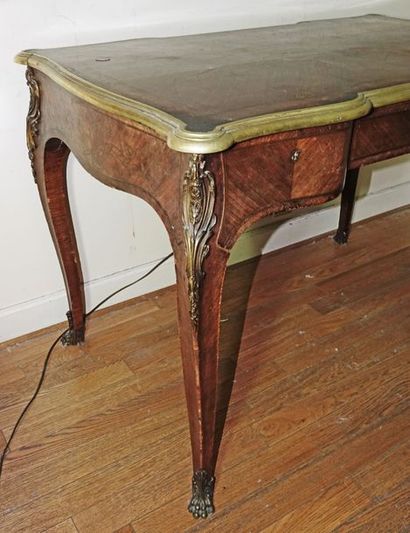 null Petite table bureau de dame en bois de placage, ouvrant par trois tiroirs, le...