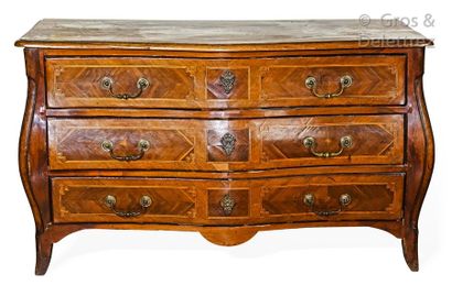 null Important curved chest of drawers in plum veneer inlaid with leaves in Greek...