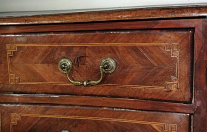 null Important curved chest of drawers in plum veneer inlaid with leaves in Greek...