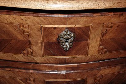 null Important curved chest of drawers in plum veneer inlaid with leaves in Greek...
