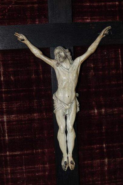 null Christ en ivoire sculpté dans un cadre en bois sculpté et doré.

Début du XVIIIème siècle...