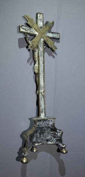 null Christ en ivoire sculpté dans un cadre en bois sculpté et doré.

Début du XVIIIème siècle...