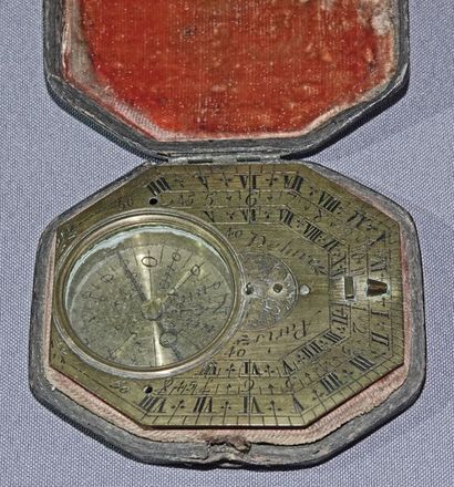 null Cadran solaire de poche en laiton signé DELURE A PARIS, dans son écrin en galuchat.

XVIIIème siècle...