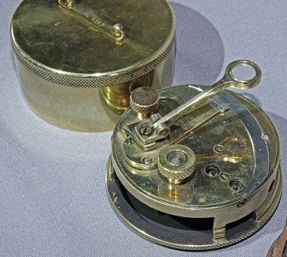 null Brass pocket sundial signed DELURE A PARIS, in its stingray case.

XVIIIth century...