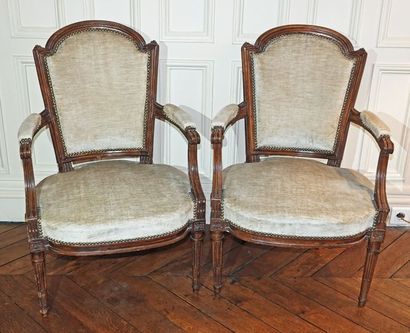 null Two cabriolet armchairs that can form a pair in moulded natural wood and carved...