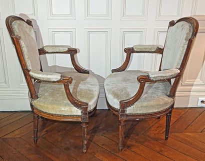 null Deux fauteuils cabriolet pouvant former paire en bois naturel mouluré et sculpté...