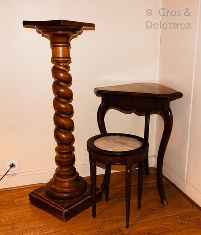 null Lot comprenant?:

Une colonne torsadée en bois naturel.

Haut. 111cm

Un petit...