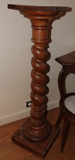 null Lot comprenant :

A twisted column made of natural wood.

Height. 111cm

A small...