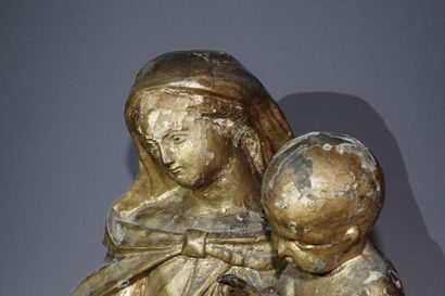 null Groupe en bois sculpté et doré représentant la Vierge à l’Enfant Fin du XVIIIème...