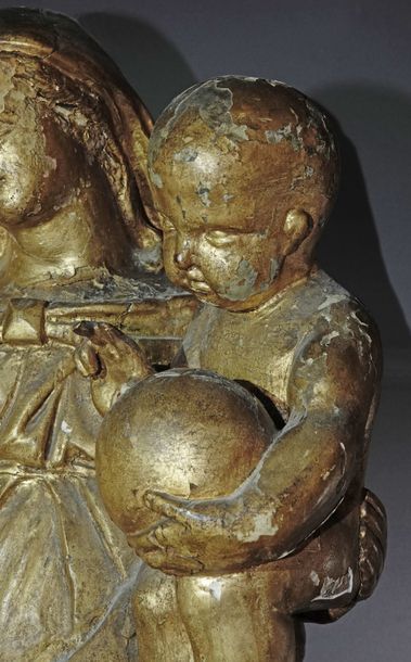 null Groupe en bois sculpté et doré représentant la Vierge à l’Enfant Fin du XVIIIème...