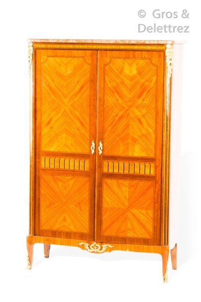 null Small cabinet in veneer wood inlaid with leaves in framing fillets, with a frieze...