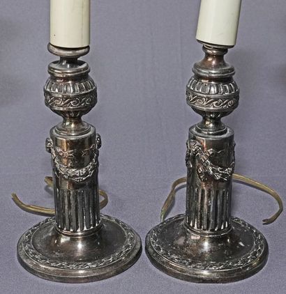 null Paire de petits candélabres à trois lumières en bronze argenté à décor de feuillages,...