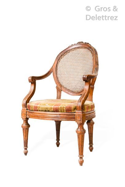 null Cane cabriolet armchair with medallion backrest in natural wood moulding and...