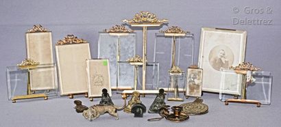 null Lot comprenant :

Twelve bevelled glass picture frames, the brass frames decorated...