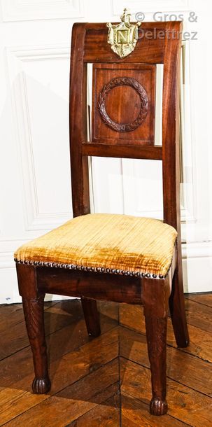 null Petite chaise de forme droite en bois mouluré et sculpté, le dossier à planchette...