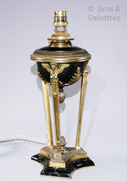 null Lamp in the shape of an Athenian in gilt bronze and patinated bronze in the...