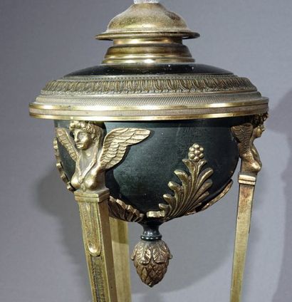 null Lamp in the shape of an Athenian in gilt bronze and patinated bronze in the...