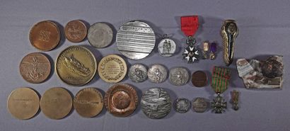 null Réunion de dix-neuf médailles, deux décorations et trois réductions, en bronze,...