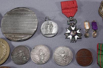 null Réunion de dix-neuf médailles, deux décorations et trois réductions, en bronze,...