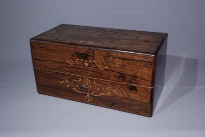 null Chest in rosewood inlaid with light wood leaf motifs with the inscription " thé ",...