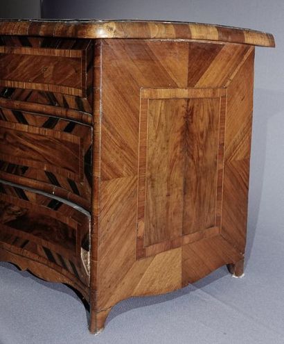 null Miniature chest of drawers in veneer inlaid with herringbone, the sinuous front...