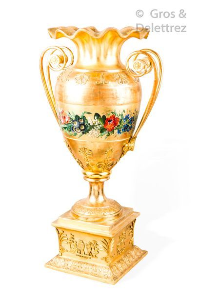 null Important vase balustre sur piédouche en carton bouilli et bois doré décoré...