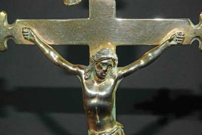 null Crucifix en laiton posant sur trois pieds, les bras de la croix fleurdelisés....