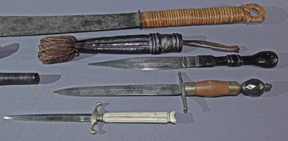 null Réunion d’armes blanches comprenant?:

Une machette ou coupe-coupe (long. 73cm) ;...
