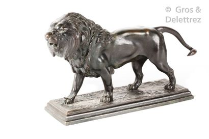 D’après BARYE Lion debout Epreuve en bronze, signée sur la terrasse H. 17cm / L. 23cm...