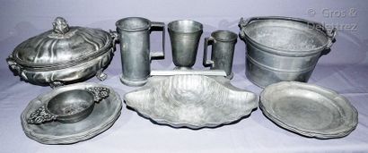 null Pewter lot comprenant :

A bucket with a movable handle, two straight measures,...
