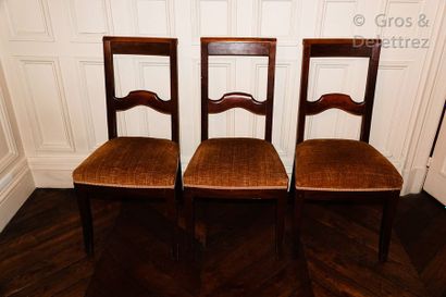 null Suite de trois chaises de forme droite en bois teinté, le dossier ajouré orné...