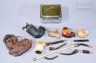 null Réunion d’objets de fumeur comprenant?:

Une pipe en écume de mer sculpté en...