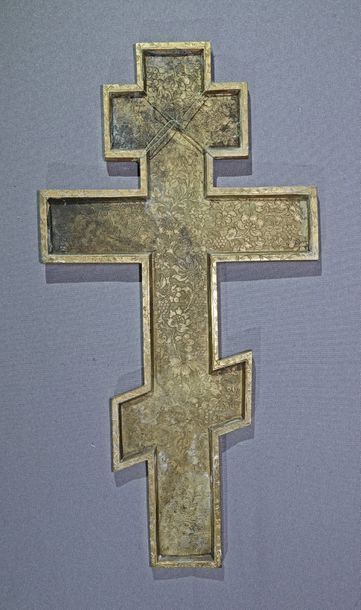 null Croix orthodoxe en bronze doré représentant la Crucifixion, le dos gravé de...