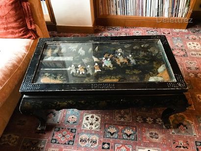 CHINE, XIXe siècle Table basse en laque noire et or, le plateau à décor de personnages...