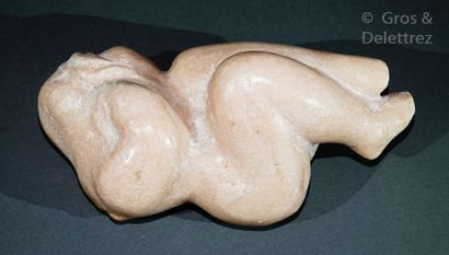 DAN-ROBERT (XX-XXIème) Sirène allongée Sculpture en marbre rose. Signée. Long. 2...