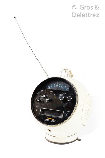 WELTRON Radio-cassette en plastique blanche de forme ronde.