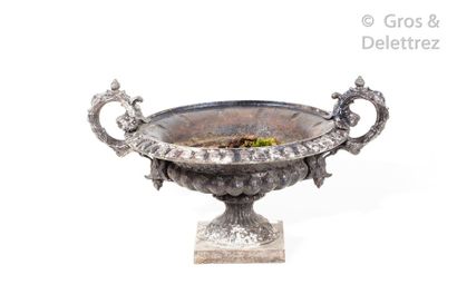 null Cast iron vase with gadrooned handles on the belly.

Haut : 30cm - Larg : 6...