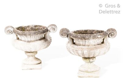 null Pair of Medici vases in cement with two winding handles and resting on a 20th...