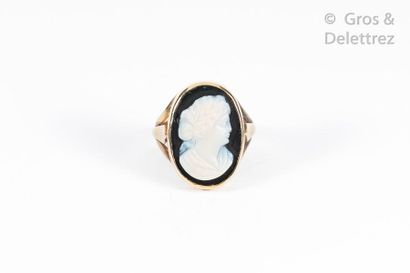 null Bague en or jaune, ornée d'un camée d'agate représentant le profil d'une femme....