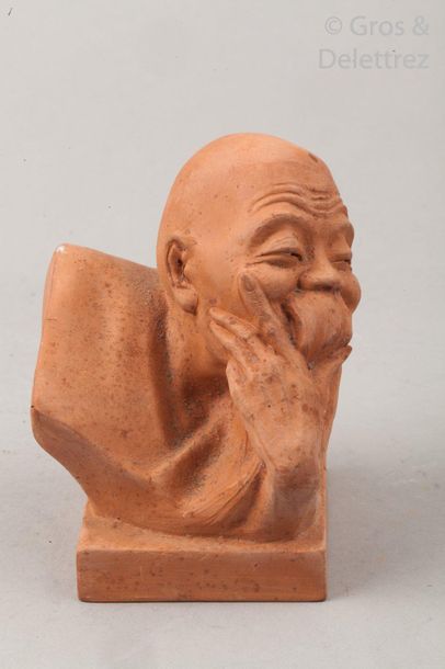 null Gaston HAUCHECORNE (1880-1945) Vieux chinois à la longue barbe. Epreuve en terre...