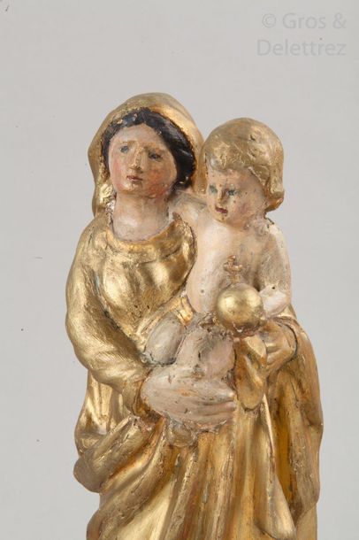null Vierge à l'Enfant en bois sculpté polychrome et doré.