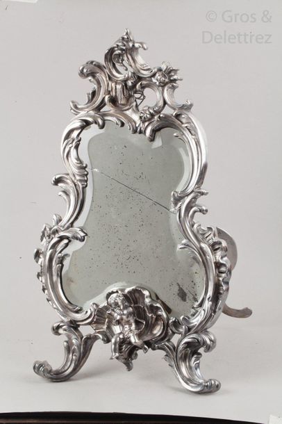 null Important miroir de table en bronze argenté de forme libre à riche décor de...