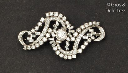 null Openworked white gold brooch, entirely set with baguette diamonds and brilliant-cut...