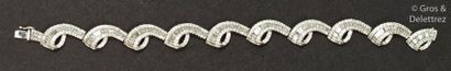 null Bracelet souple en or gris, composé d’entrelacs serti de diamants baguettes...