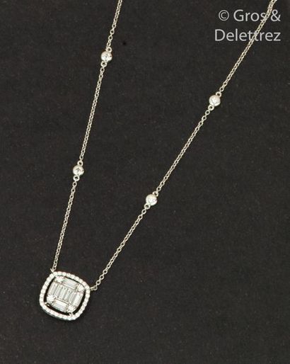 null Collier pendentif en or gris, ornée d’un motif carré serti de diamants baguettes...