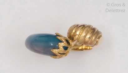 null Matte and polished amati yellow gold ring with a blue agate cabochon. Tour of...