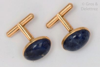 null Pair of yellow gold cufflinks set with sodalite cabochons. P. Brut : 8.8g.