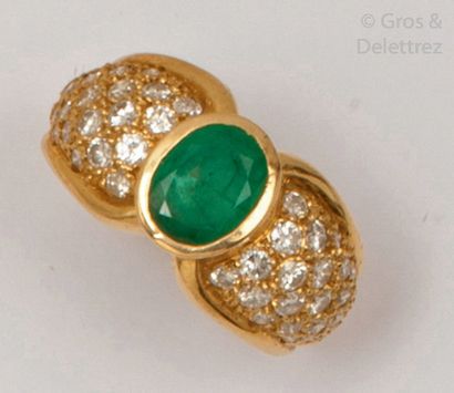 null Yellow gold ring set with an oval emerald set with two pavings of brilliant-cut...