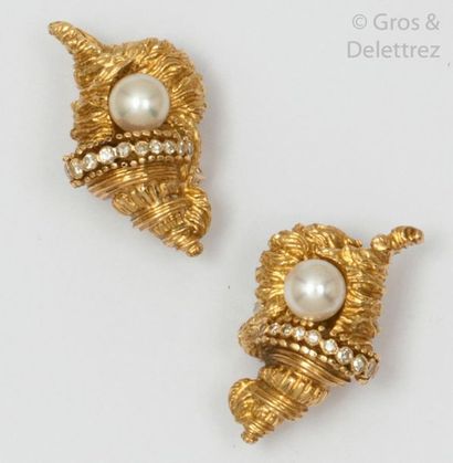 LALAOUNIS " Flamme " - Pair of yellow gold ear clips chased with gadroons, each adorned...