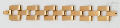 TRAVAIL ART DECO, vers 1940 Important bracelet " Tank " in yellow gold composed of...